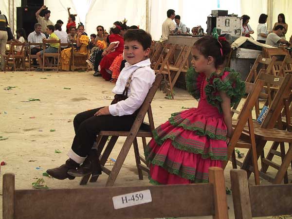 Klein jongetje en klein meisje in Andalusische klederdracht