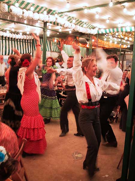 Sevillanadansers met de armen omhoog