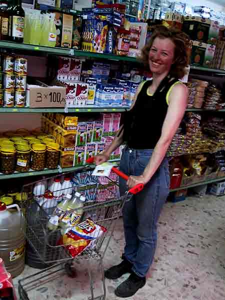 Sylvia met klein supermarktkarretje