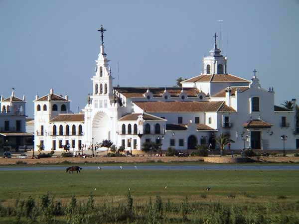 Witte kerk met rode daken