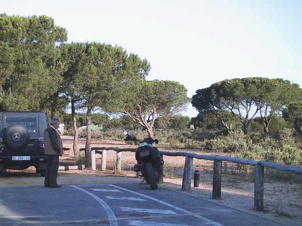 Chauffeur van Unimog staart naar motor