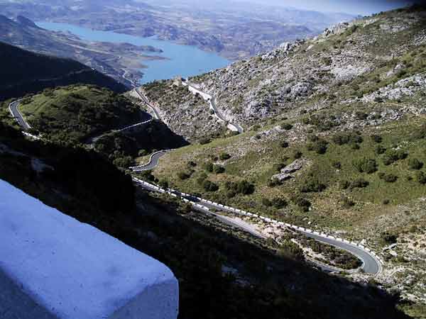 Hairpins with a view on a lake