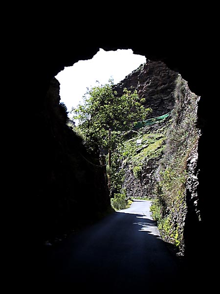 Brokkelige opening van tunnel