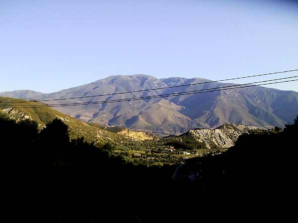 Zicht op de Sierra Nevada (een gedeelte zonder sneeuw)