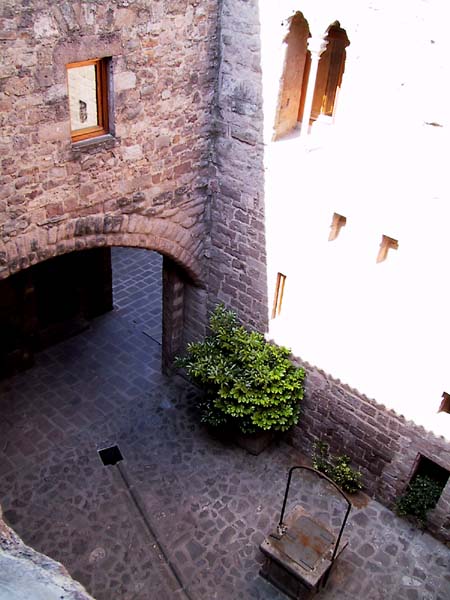 Binnenplaats met put en hoge muren