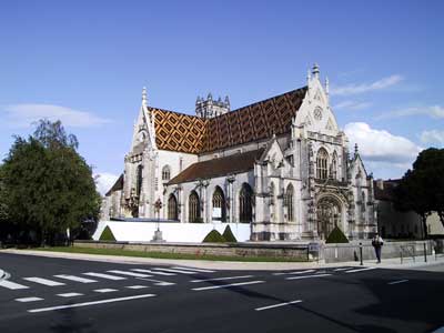 Witte kerk met ruitvormig patroon in de geglazuurde dakpannen