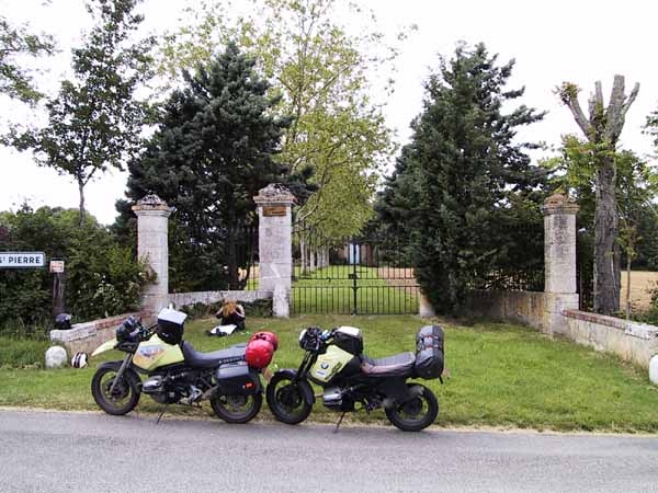 Twee motoren langs de kant, en Sylvia, gebogen over kaart