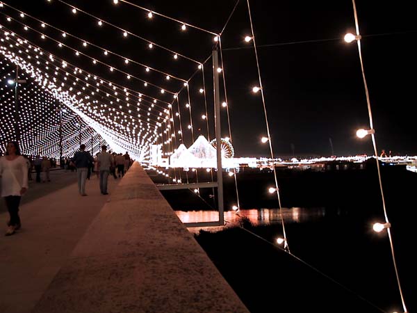 Voetgangersbrug met lichtjes