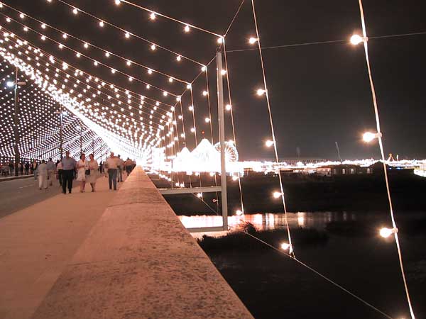 Voetgangersbrug, met lampjes verlicht