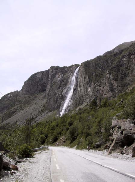 Waterval van hoge rots