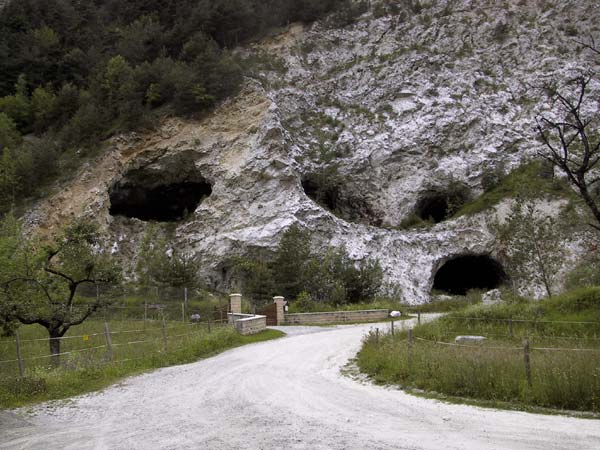 Rotswand met grotten