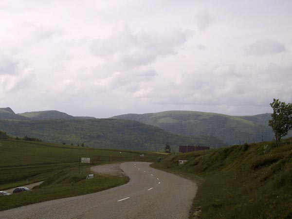 Mooie bochtige asfaltweg, groene heuvels