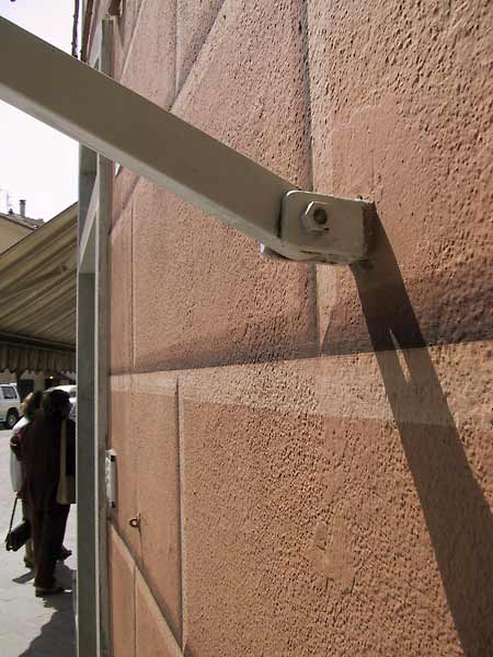 Geschilderde stenen op gepleisterde muur