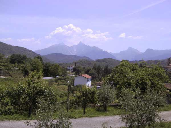 Steile bergen in de verte, huisje in idyllische omgeving op de voorgrond