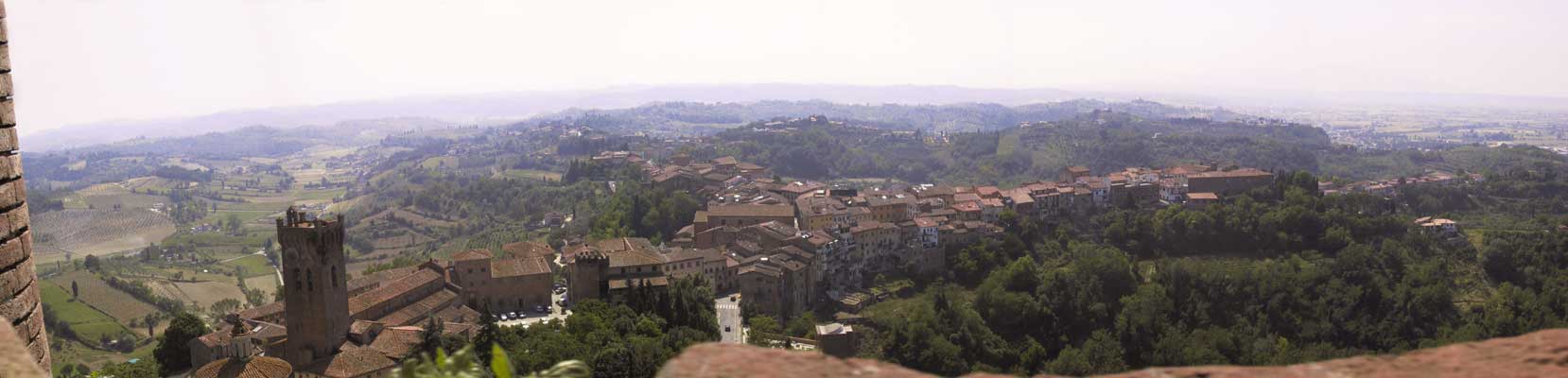 Stadje, van boven gezien: rode daken in een paar linten bovenop smalle heuvels