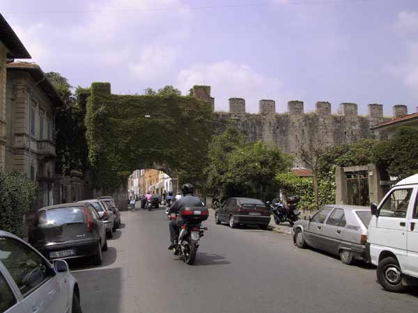 Poort in muur met kantelen