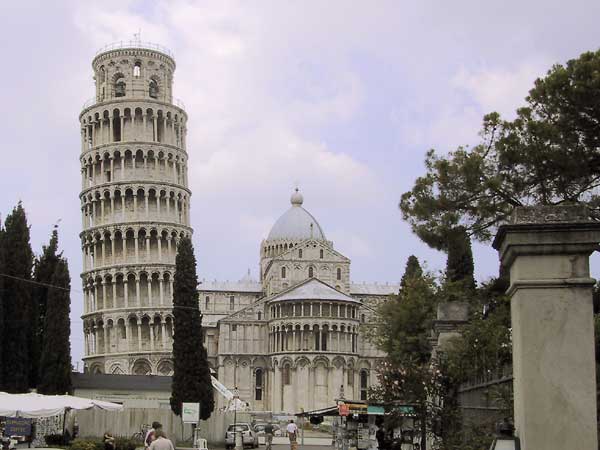 De duomo (recht), met de toren van Pisa (scheef)
