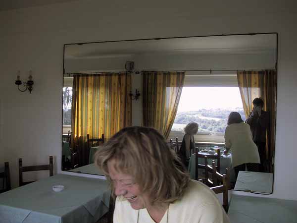 De mevrouw van het hotel in de eetzaal; Sylvia en Ernst bij het raam met uitzicht op de Alpen