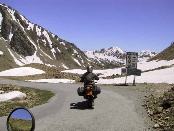 Op de motor in de Alpen, grens met Frankrijk