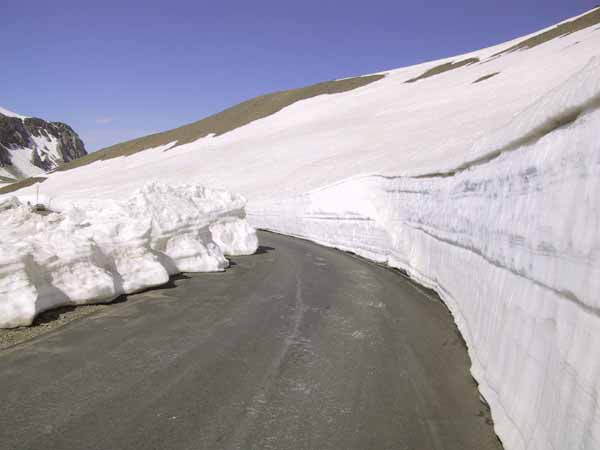 Sneeuwwanden aan weerszijden van de weg