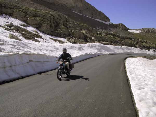 Motorrijder op weg met sneeuwwanden