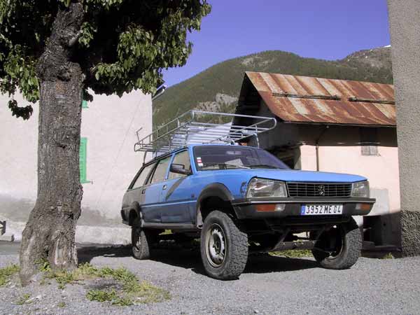 Blauwe Peugeot 404 op hoge wielen