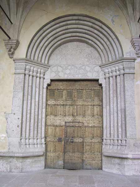 Ingang van kerk met oude houten deur