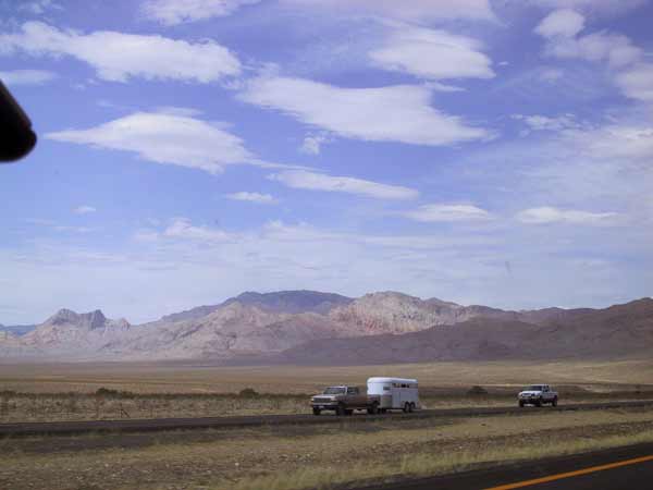 Auto met grote trailer in vlakte, bergen aan de rand