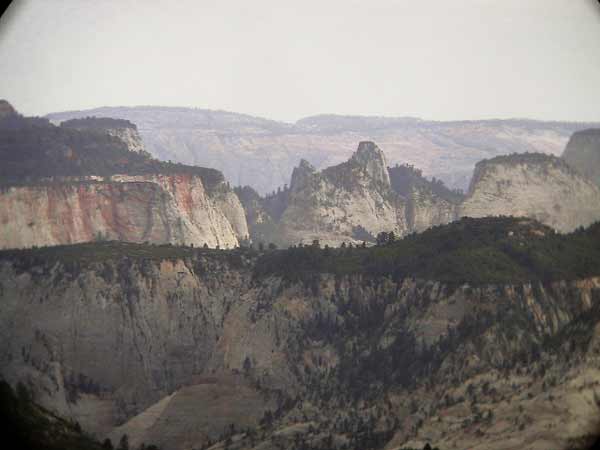 Uitzicht over landschap van rotsen met gekleurde wanden