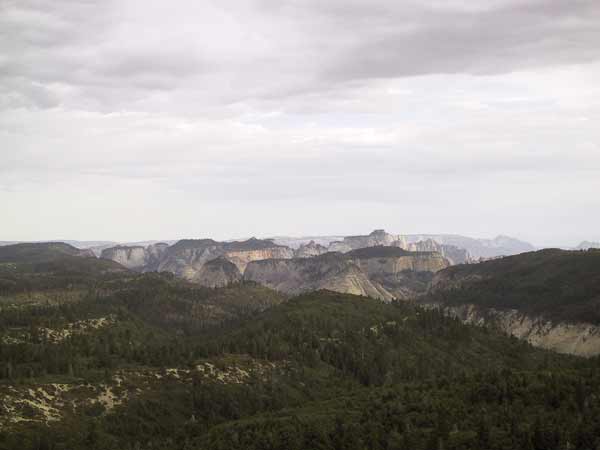 Goed te zien dat je over een hoogvlakte kijkt die doorsneden is met canyons, waarvan je de wanden ziet