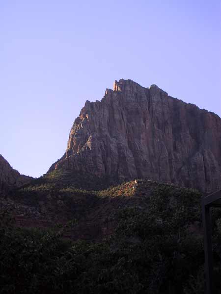 Een berg wordt aan de randen via de achterkant verlicht