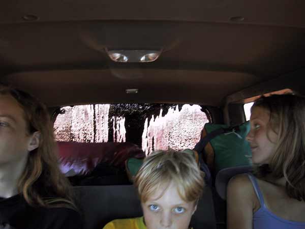De kinderen in de auto met achterruit verduisterd met stof