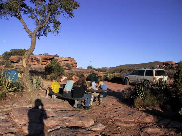 Schaduw van fotograaf, picknicktafel met familie