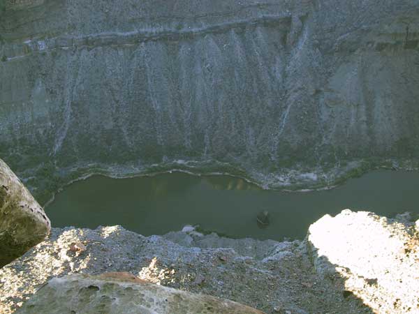 Beneden: rivier, met groene randen