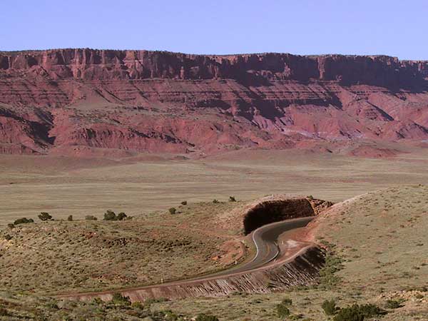 slingerende weg met rode canyonwanden op de achtergrond