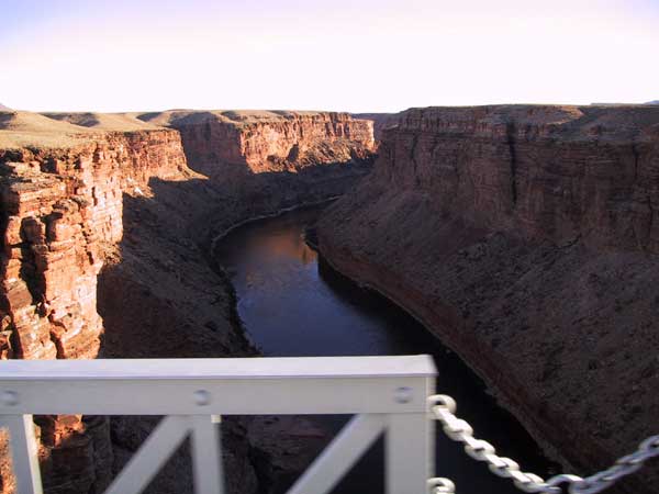 Brug over half-volgelopen canyon