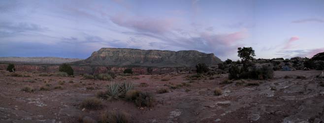 verwaaide roze wolken boven canyonlandschap