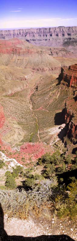 bodem van de canyon in rood, oranje, paars en groen