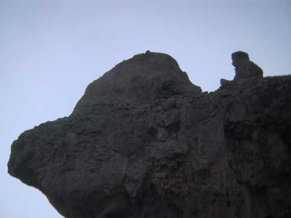 Uitstekende rotspunt met zittend mannetje-vorm