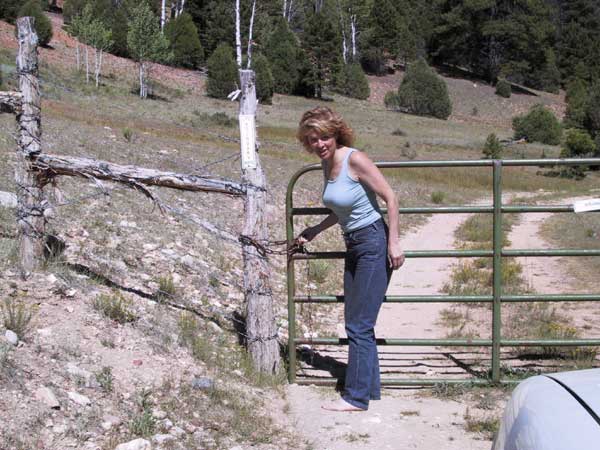 Sylvia vindt ketting waarmee hek vastzit