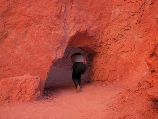 Sylvia bukkend door het tunneltje