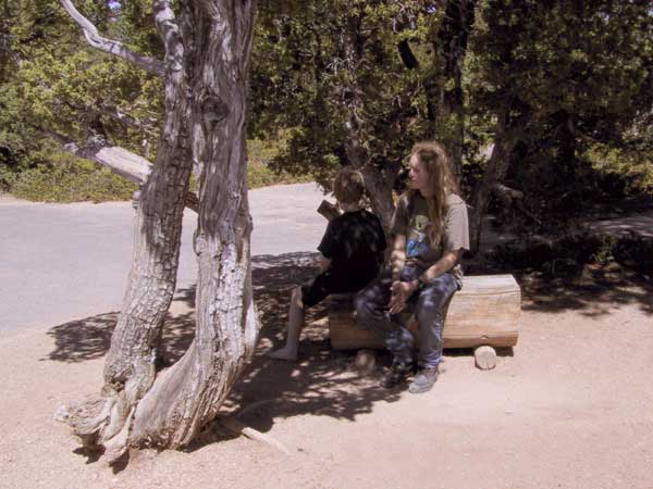 Wouter en Pieter op een bankje in de schaduw