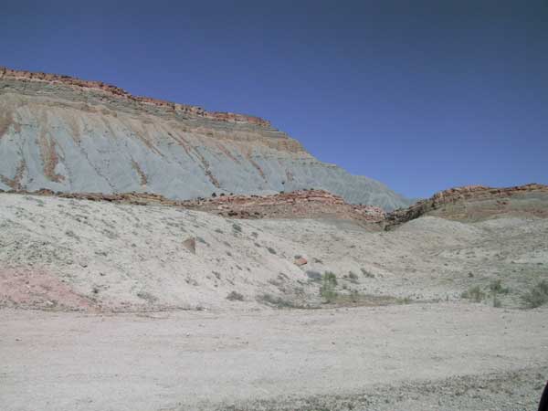 Blauwe tafelberg met rode korrelige bovenrand