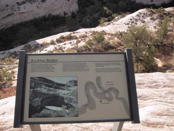 Informatiebord over de Kachina Bridge