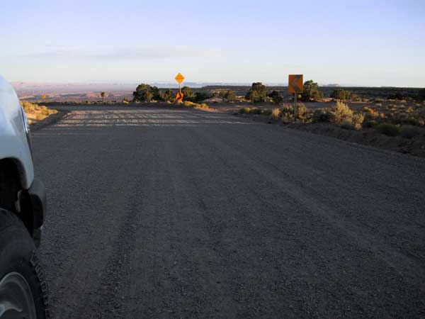 Gravelweg met waarschuwingen voor bocht