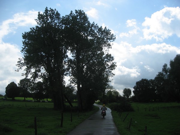 Motor op  smal nat weggetje