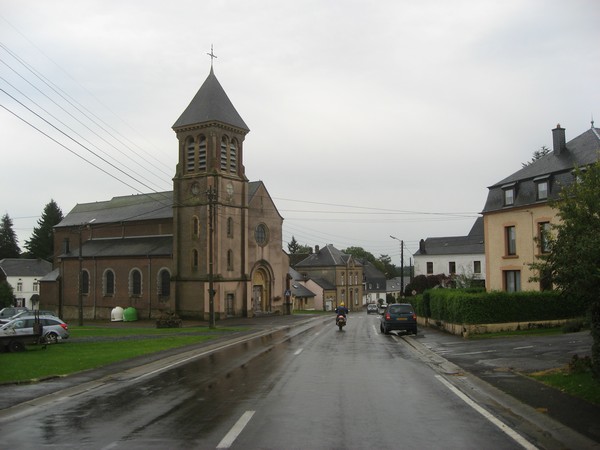 Kerk en een motor op natte weg