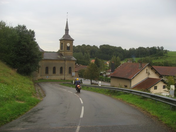 Motor en kerk