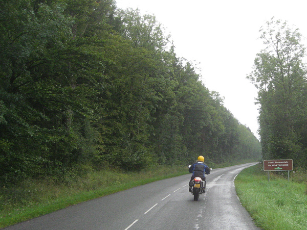 Motor op natte weg