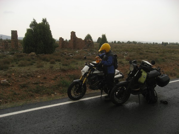 Sylvia bij motoren met regenpak aan